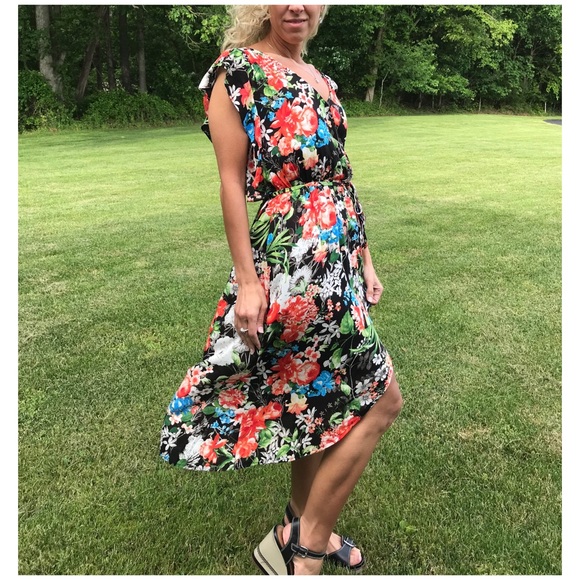 KORI ⚠️FINAL MARKDOWN⚠️ FLOWER PRINT WRAP DRESS - Picture 2 of 8